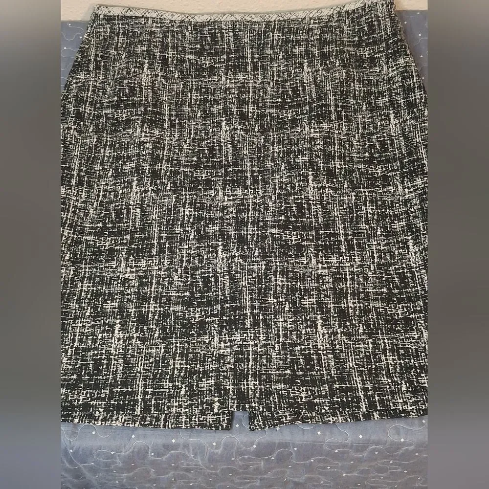 Calvin Klein Black and White Patterned Skirt size 10